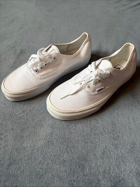 Vans Classic Authentic Low-Top Canvas Sneakers in White Size 8M/9.5W